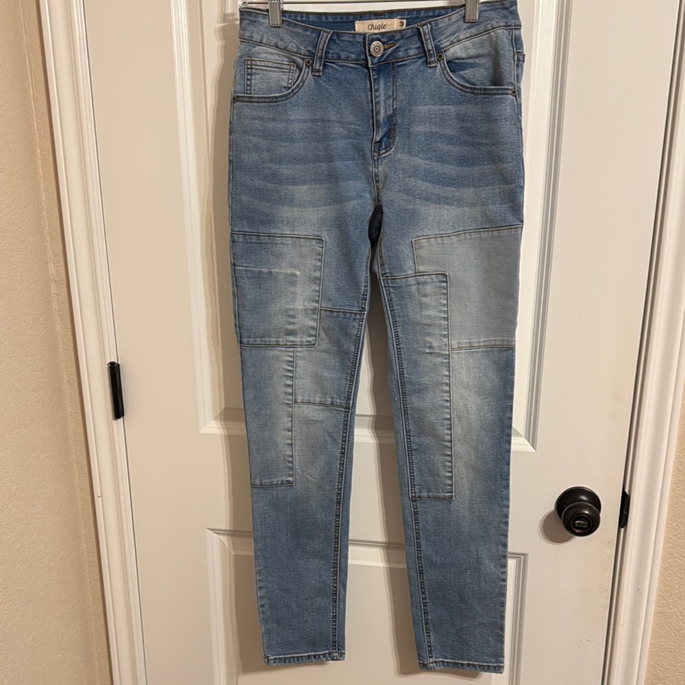 Chic Blue Skinny Jeans with Modern Distressing
